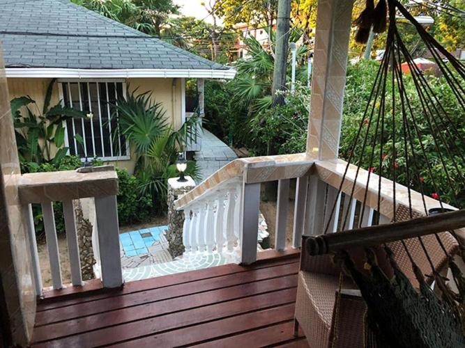 Coconut Tree West End Hotel Bagian luar foto